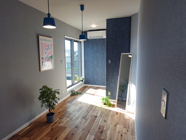 個室は自然素材の床と青色２色の壁が落ち着いた雰囲気です